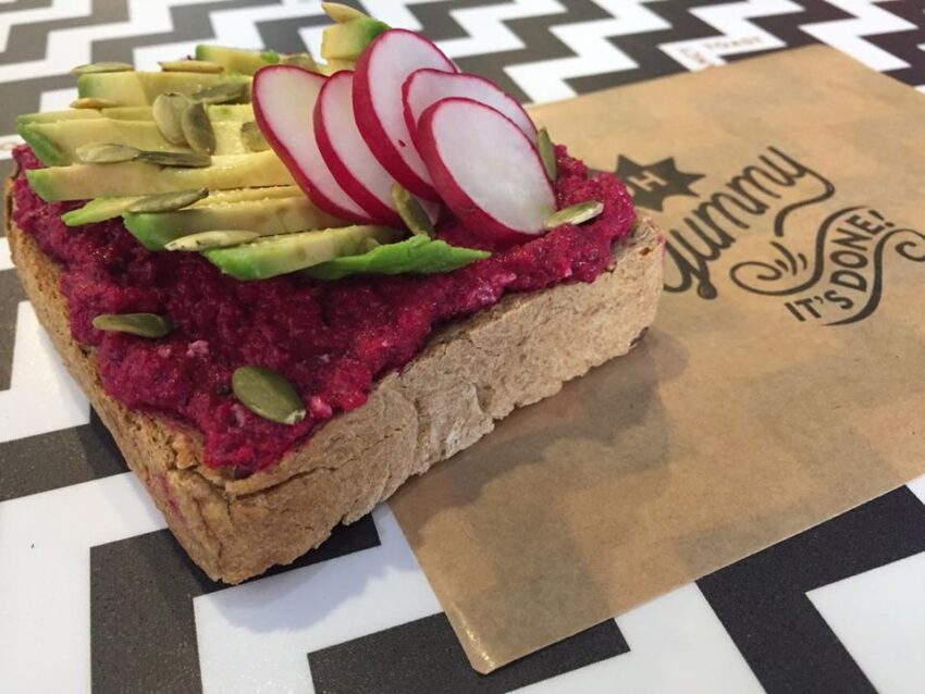 The Fancy Toast, con pink mash, avocado, ravanelli e semi di zucca