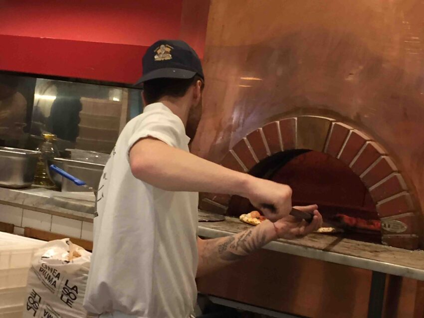 antica-pizzeria-da-michele-roma-pizzaiolo