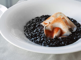 Olio - Riso Carnaroli Riserva San Massimo con carpaccio di seppia del Mare Adriatico, il suo nero e polvere di peperone arrostito