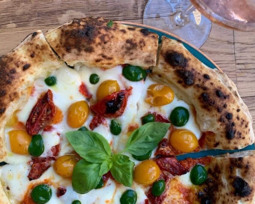 PIZZA IN TEGLIA TIPO TONDA ROMANA. Bassa, croccante e con pochissimo  cornicione. 