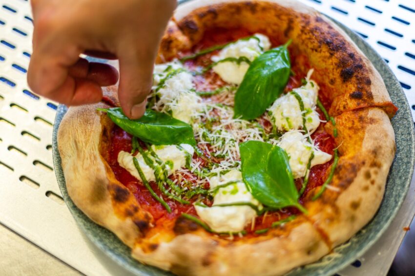 Otto pizzerie di Roma svelano la migliore pizza del loro menu - Puntarella  Rossa