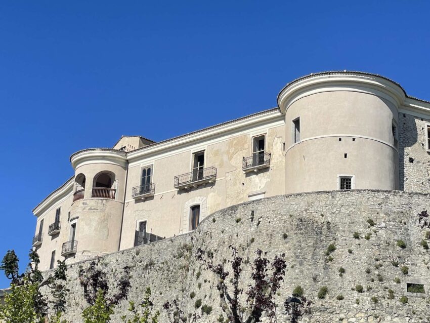 enorme salone del vino, il castello di gesualdo (av)